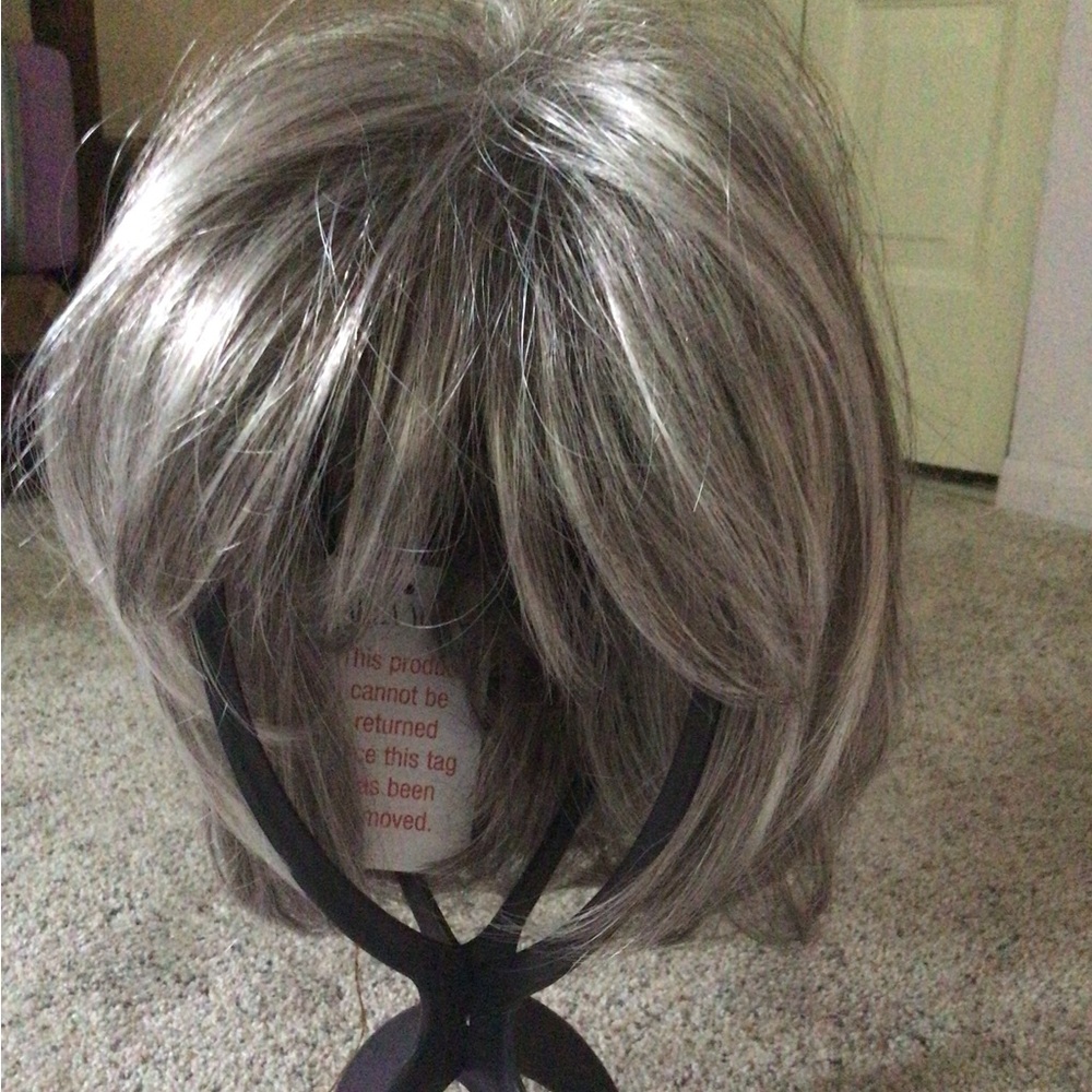 Brand new in box. Never worn.
Shelby style wig. 
Gray color 51/60 Silvery moon.